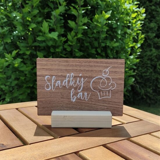Dřevěná cedulka Sladký bar se stojánkem