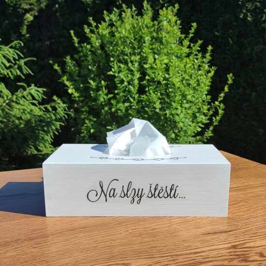 dřevěný box s nápisem "na slzy štěstí"