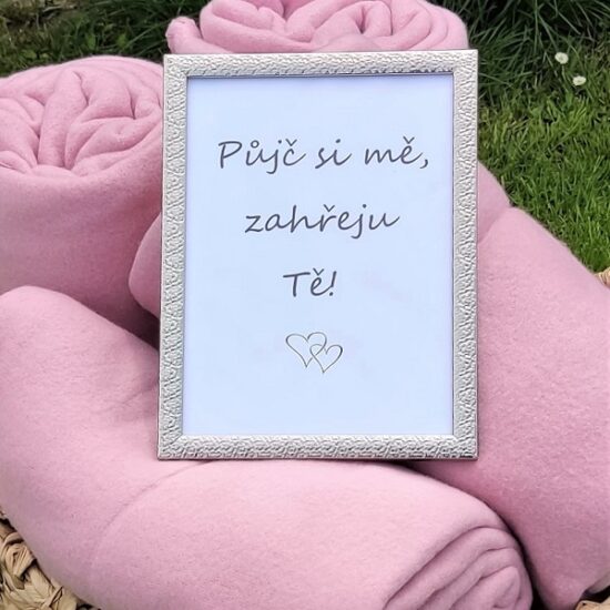 Proutěný koš s růžovými dekami a cedulkou