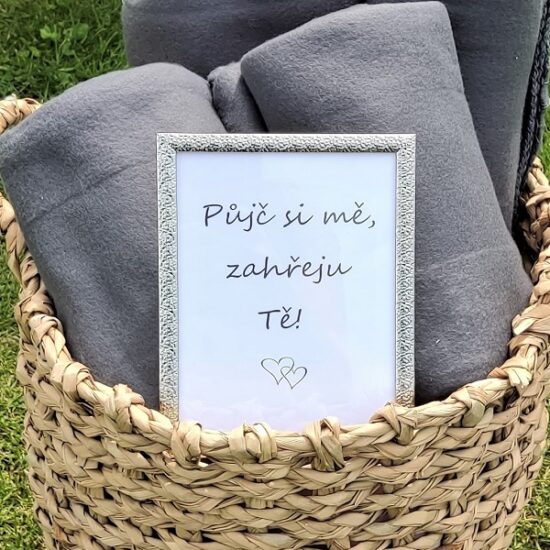 Proutěný koš se šedými dekami a cedulkou