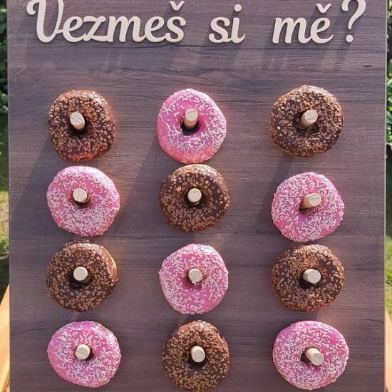 Donutová stěna na zavěšení 12 svatebních donutů