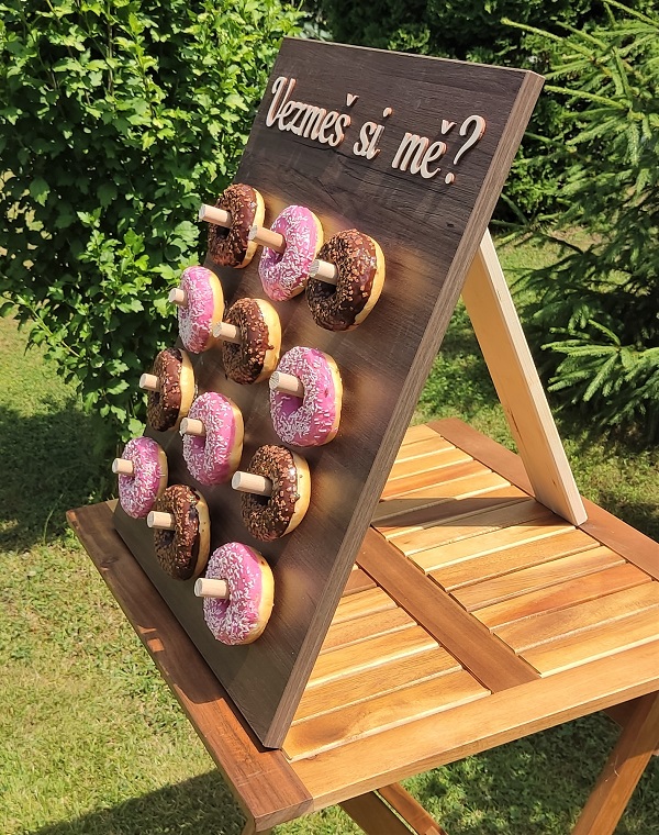 Donutová stěna malá na zavěšení 12 svatebních donutů
