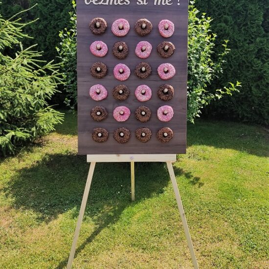 Donutová stěna na zavěšení donutů na svatbu