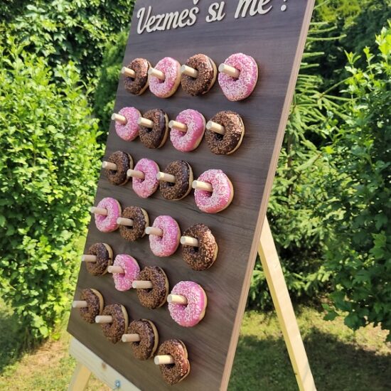 Donutová stěna na zavěšení svatebních donutů