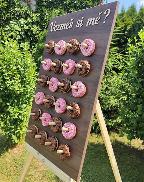 Donutová stěna na zavěšení svatebních donutů