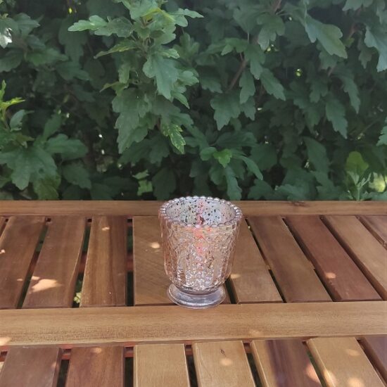 Svícen rose gold na svatební tabuli